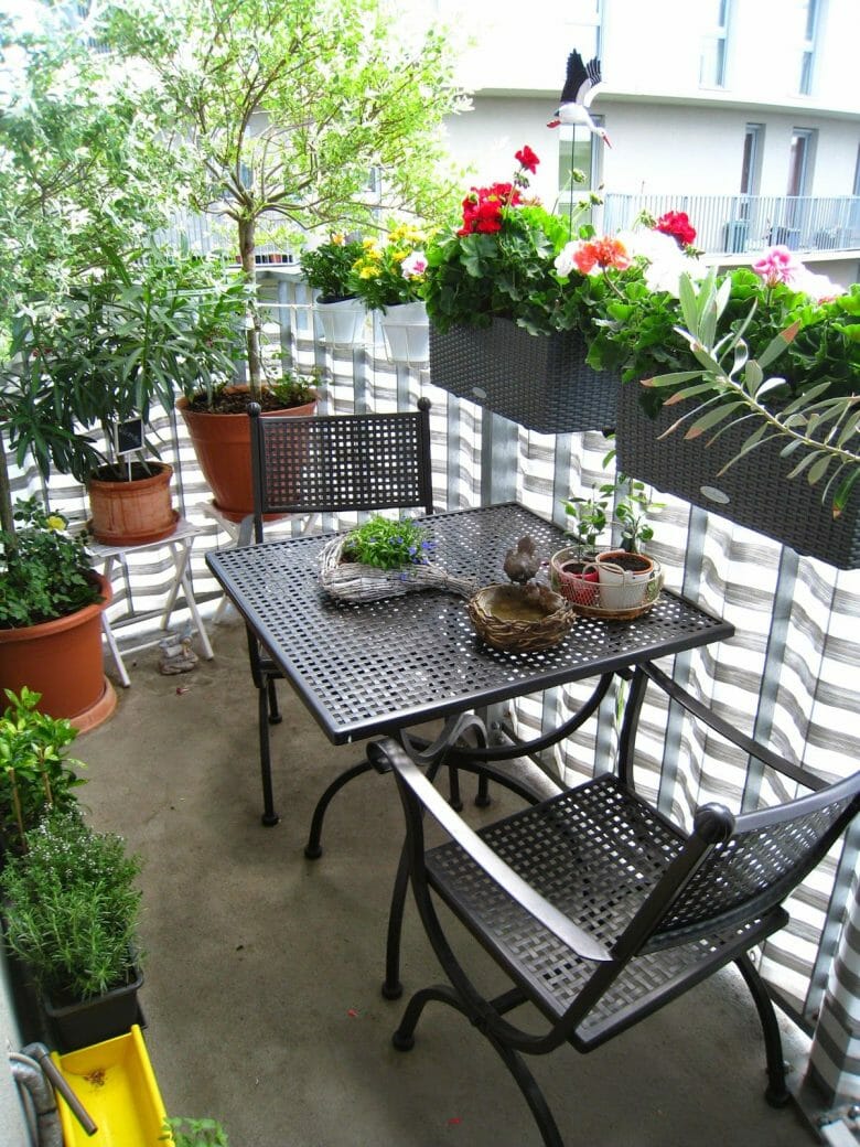 Balcones con Plantas: Un Refugio Verde en la Ciudad - JARDINES CASA